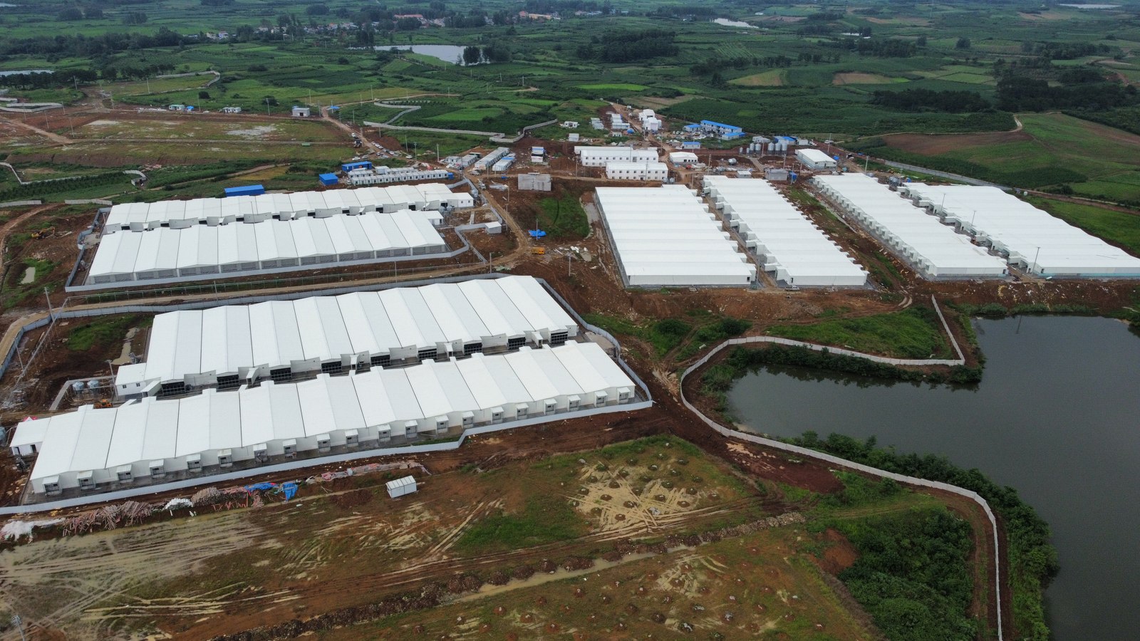 Vista aérea de galpões em um projeto de granja